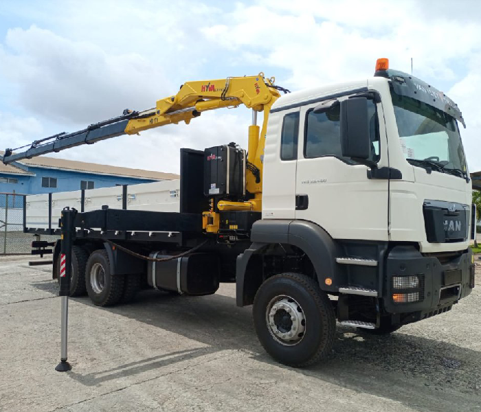 truck-with-crane